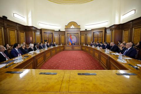 Sous la présidence du Premier ministre, un programme de réorganisation des écoles à faible effectif a été discuté