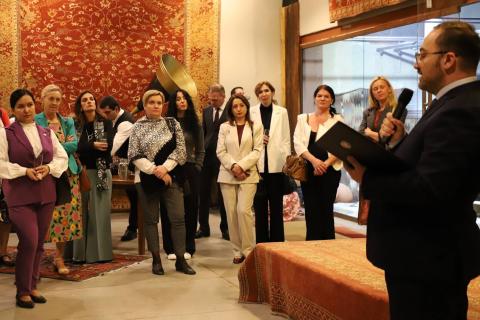 各国外交使节深入了解亚美尼亚千年织毯艺术