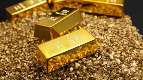 US gold futures top $4,000 mark