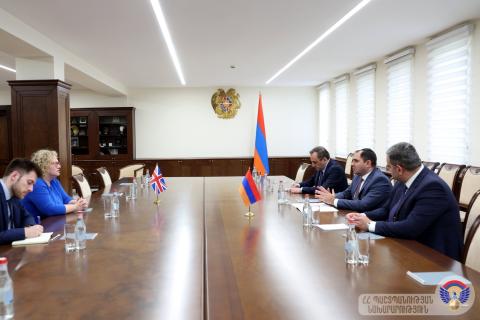 Suren Papikyan y Alexandra Cole discutieron sobre la cooperación entre Armenia y Reino Unido en defensa