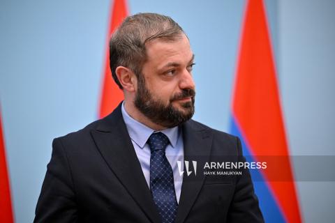 المؤتمر الصحفي لوزير الاقتصاد الأرمني كيفورك بابويان-فيديو-