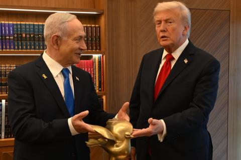 Netanyahu gifts golden peace dove to Trump