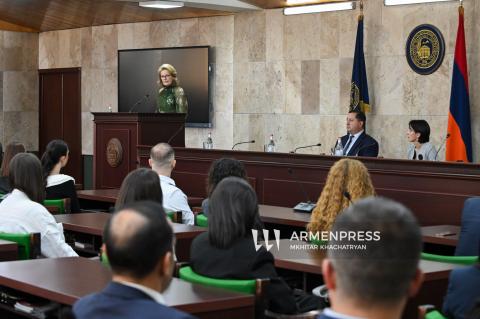 Belçika Kraliçesi, Yerevan Devlet Üniversitesi’nde öğrenciler ve akademisyenlerle buluştu