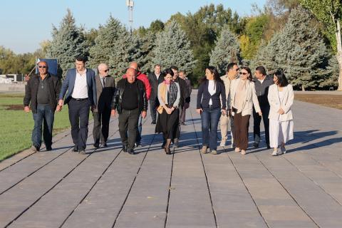 Bakan Andreasyan Ermeni Soykırımı Anıtının restorasyon çalışmalarını yerinde inceledi