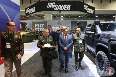 Ermenistan Savunma Bakanı, Washington’da düzenlenen “AUSA” uluslararası fuarının stantlarını gezdi