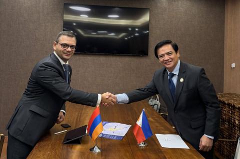 Rencontre entre le vice-ministre des Affaires étrangères Abisoghomonyan et le sous-secrétaire aux Affaires étrangères des Philippines Charles C. Jose