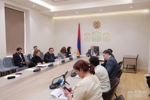 Законодательным предложением количество общественных вещателей не может быть меньше двух