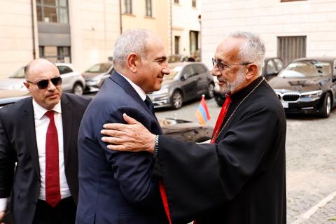 亚美尼亚总理会见了亚美尼亚天主教西利西亚宗主教