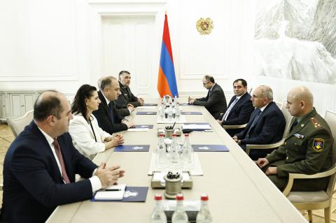სომხეთის რესპუბლიკის პრემიერ-მინისტრმა და საქართველოს თავდაცვის მინისტრმა რეგიონში უსაფრთხოებისა და სტაბილურობის უზრუნველყოფის საკითხები განიხილეს