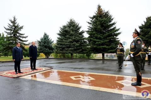 სურენ პაპიკიანმა მიიღო ოფიციალური ვიზიტით სომხეთში ჩამოსული საქართველოს თავდაცვის მინისტრი