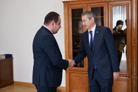 Bakan Khudatyan, Kazak Büyükelçisi ile ulaşım, havacılık ve yol yapımı alanlarını görüştü