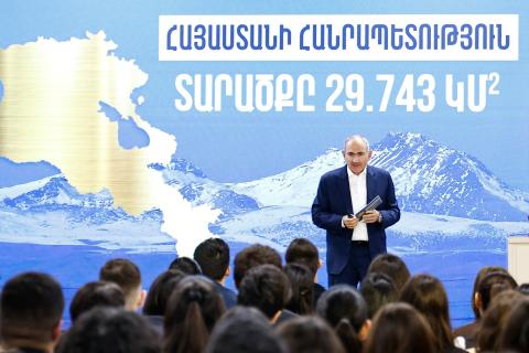 Le Premier ministre a présenté l’idéologie de « l’Arménie réelle » à un groupe d’étudiants et d’élèves