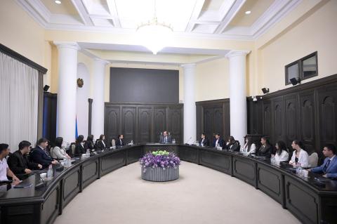 Arayik Harutyunyan recibió a miembros del Club de Jóvenes Politólogos