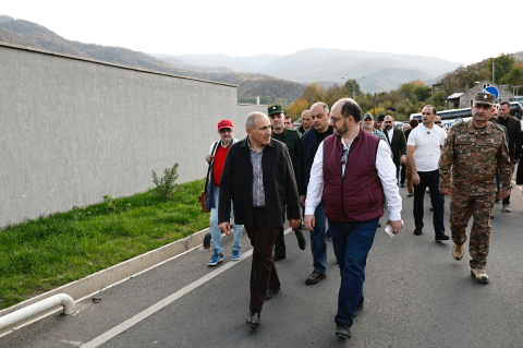 رئيس الوزراء باشينيان يزور برفقة أعضاء المجلس العام المنطقة الحدودية كيرانتس ومدرسة تمّ بناؤها حديثاً-فيديو-