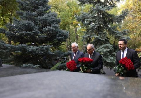 总理向1999年10月27日议会枪击案遇难者敬献花圈