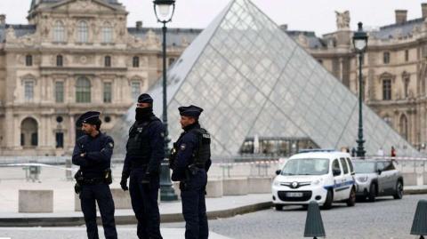 Two arrested over theft of jewels at Louvre