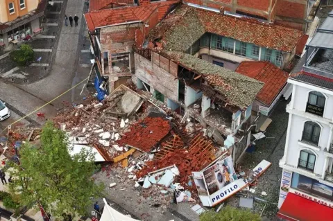 Balıkesir'de 6,1 büyüklüğünde deprem! 22 kişi yaralandı