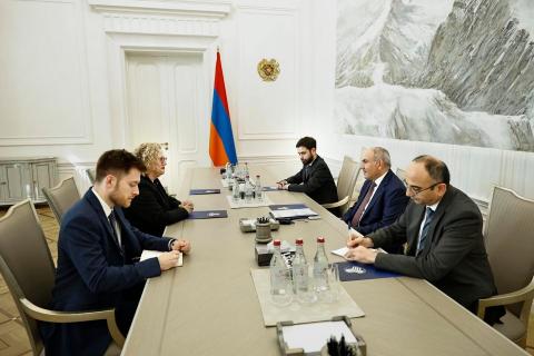 სომხეთის რესპუბლიკის პრემიერ-მინისტრმა და გაერთიანებული სამეფოს ელჩმა განიხილეს სომხეთსა და აზერბაიჯანს შორის ურთიერთობების დარეგულირება და მშვიდობის დამყარება