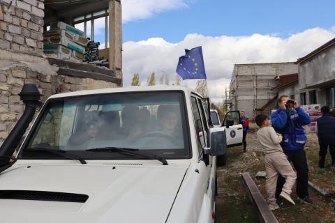 AB gözlemcileri, Geğarkunik'teki öğrencilere misyonun amaç ve faaliyetlerini tanıttı