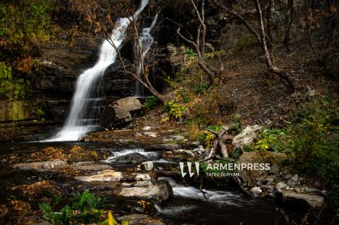 Ruta hacia las cascadas de Vahagn y Astghik en la Reserva Estatal Forestal Khosrov