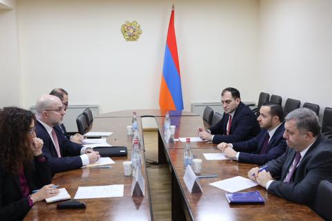 高科技产业部长会见亚马逊云服务高管