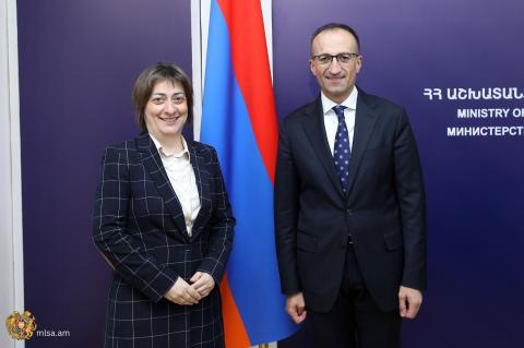 Le ministre du Travail et des Affaires sociales et la représentante résidente du PNUD discutent d'une collaboration