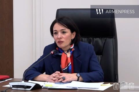 Ministra de Educación, Ciencia, Cultura y Deportes responde a diputada: “¿Usted es especialista en piedras?”