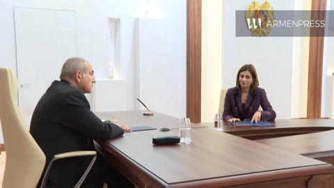 Pashinyan holds live broadcast meeting with healthcare minister on universal health insurance project