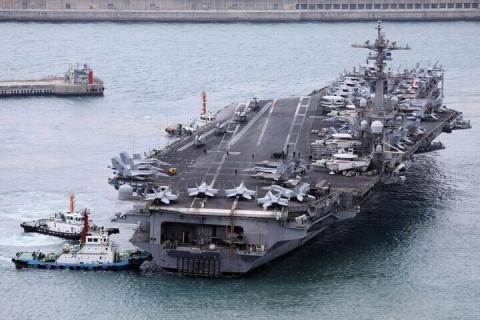 Атомный авианосец США вошел в порт Южной Кореи
