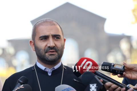 Padre Taron Hunanyan fue destituido