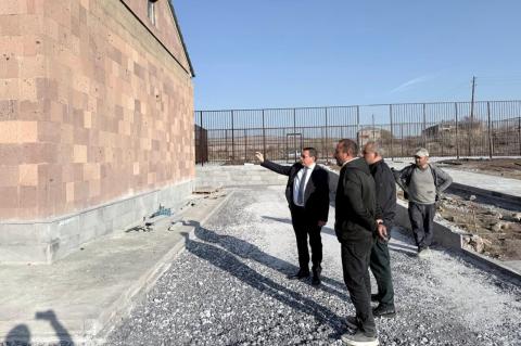 Քաղաքաշինության կոմիտեի նախագահը չնախատեսված այց է կատարել Երնջատափի դպրոցի շինարարական հրապարակ