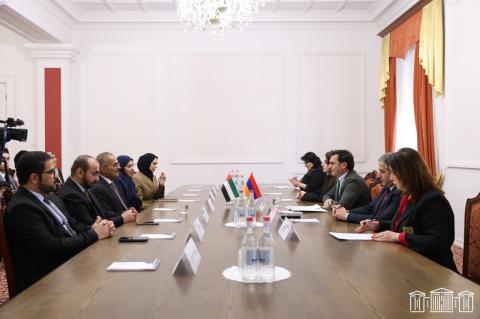 სომხეთი დიდ მნიშვნელობას ანიჭებს არაბეთის გაერთიანებულ საამიროებთან ორმხრივი ურთიერთობების სტაბილურ განვითარებას։ ჰაკობ არშაკიანი