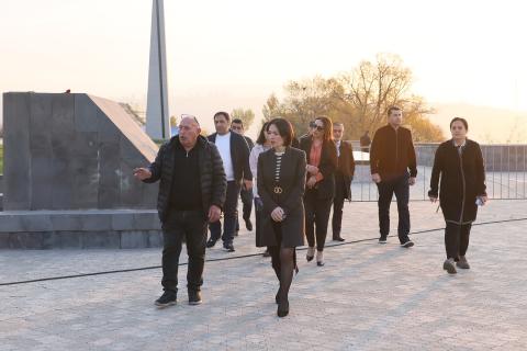 Bakan Andrasyan, yenileme çalışmalarını yerinde incelemek amacıyla yeniden Ermeni Soykırımı Anıt-Kompleksi’ni ziyaret etti