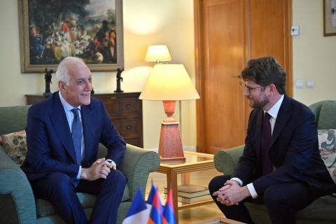 Le président de la République s’est rendu à l’ambassade de France en Arménie