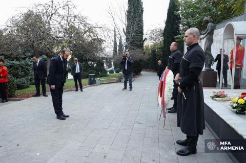 Le ministre des Affaires étrangères a déposé une gerbe au « Mémorial des Héros » à Tbilissi