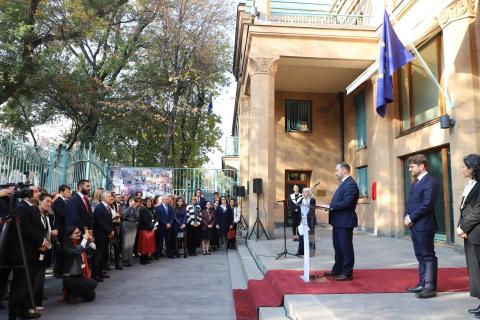 ՀՀ ԱԳՆ գլխավոր քարտուղարն ու Ֆրանսիայի դեսպանը բացել են ֆրանսահայ ճարտարապետ Ալեն Դարոնյանի հիշատակին նվիրված հուշատախտակ