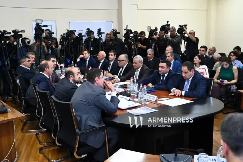 Комитет по регулированию общественных услуг (КРОУ) обсуждает вопрос о лишении ЭСА лицензии