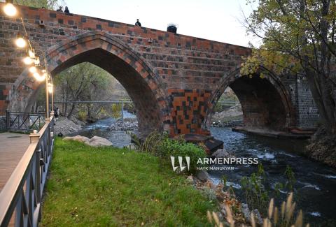 Красный мост Ереванa открылся после реставрации
