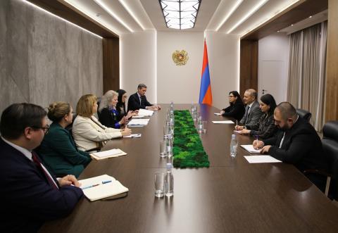 Lors de sa rencontre avec Alison Hooker, Armen Grigoryan a évoqué la nécessité d’établir des vols directs entre l’Arménie et les États-Unis