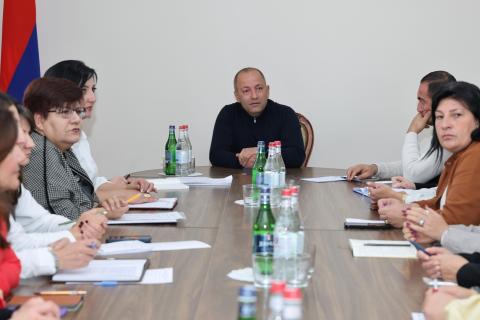 Գուրգեն Մարտիրոսյանը խորհրդակցություն է անցկացրել  նախադպրոցական և արտադպրոցական հաստատությունների տնօրենների հետ