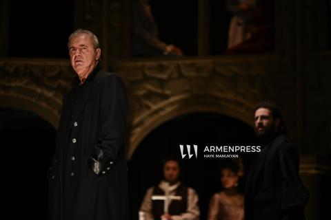 Presentación de "Kin" en el Teatro Dramático Hrachya Ghaplanyan