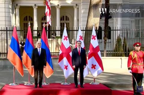مراسم استقبال رسمی از رئیس‌جمهور ارمنستان در کاخ ریاست‌جمهوری گرجستان