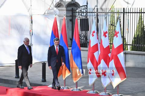 格鲁吉亚总统官邸为亚美尼亚总统举行正式欢迎仪式