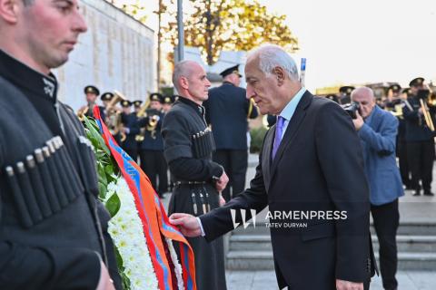 رئیس‌جمهور ارمنستان در تفلیس تاج گل بر «یادمان قهرمانان» نهاد