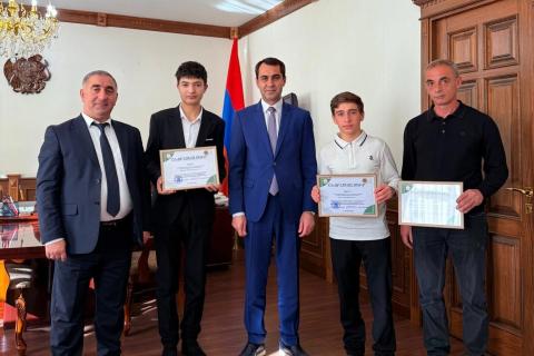 Գեղարքունիքի մարզպետը պարգևատրել է ռոբոտաշինության միջազգային մրցույթի մրցանակակիր աշակերտներին