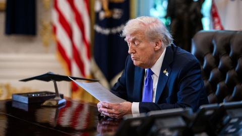 Трамп подписал законопроект о публикации материалов дела Эпштейна