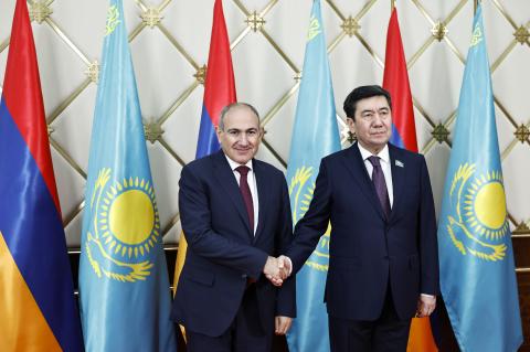 Премьер-министр Никол Пашинян провел встречу с председателем Мажилиса парламента Казахстана Ерланом Кошановым