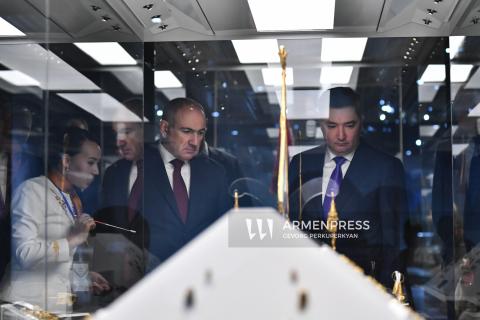 رئيس الوزراء نيكول باشينيان يقوم بزيارة المتحف الوطني لكازاخستان في أستانا-صور-