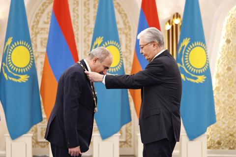 Kassym-Jomart Tokayev a décerné au Premier ministre Pashinyan la plus haute distinction d’État du Kazakhstan