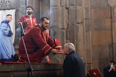 رئيس الوزراء باشينيان يشارك في القداس المقدّس بكنيسة القديس هاكوب في قرية آرارات-فيديو-